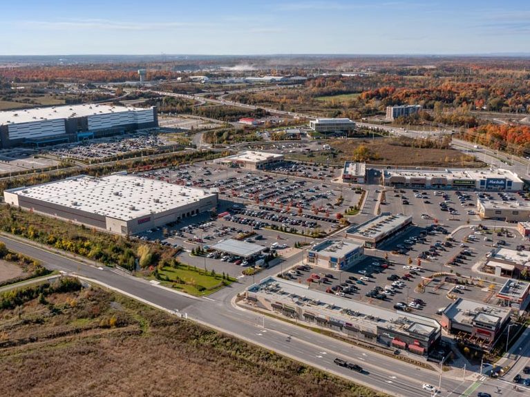 Vista aérea de un área industrial con edificios y estacionamientos.