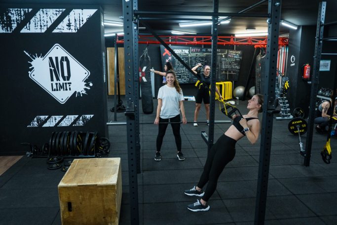 chica en gimnasio Synergym 