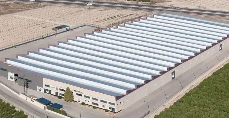 Barco de pesca lanzando una red en aguas tranquilas.