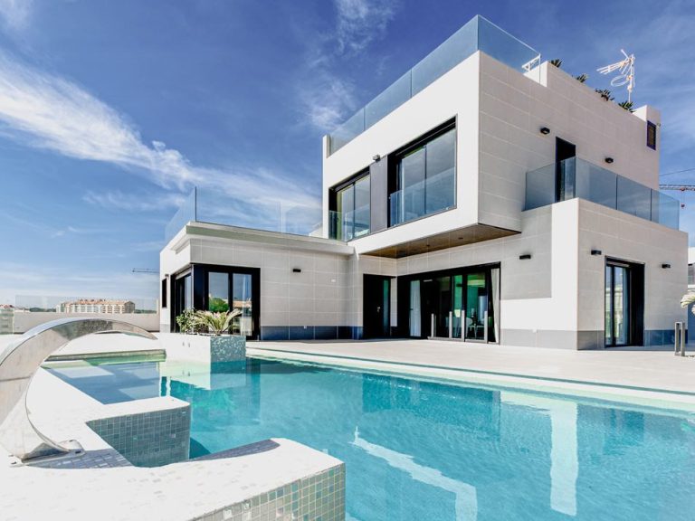 Casa moderna de dos plantas con piscina, grandes ventanales y terraza.